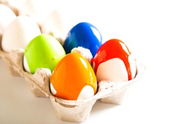 Beyaz arka planda renkli paskalya yumurtaları