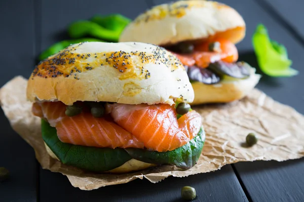Смачний бутерброд з лососем — стокове фото