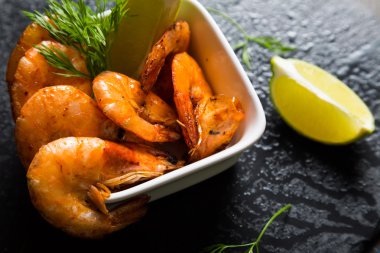 Kızarmış karides ve yeşillik