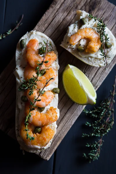 Sanduíche com creme de queijo, camarão e ervas — Fotografia de Stock