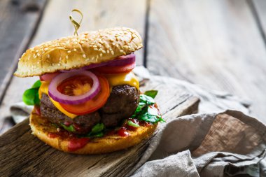 Büyük burger beef ve peynir