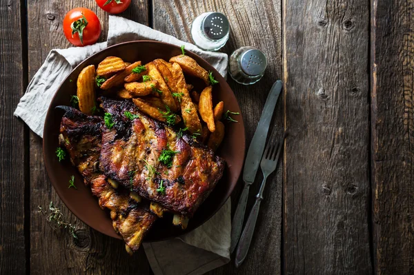 Costelas grelhadas com batatas — Fotografia de Stock