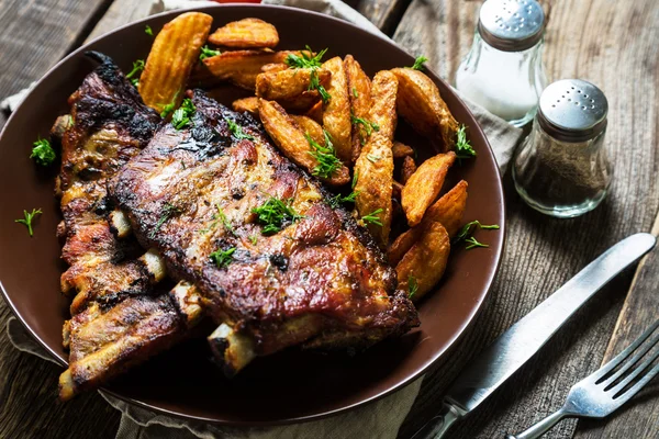 Costillas a la parrilla con patatas —  Fotos de Stock