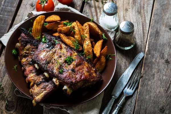 Grilled ribs with potatoes — Stock Photo, Image