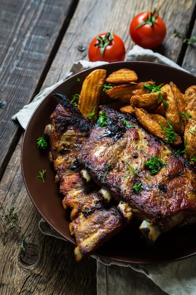 Costelas grelhadas com batatas — Fotografia de Stock