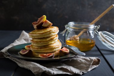 Bal ve incir ile Pancakes