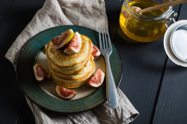 Bal ve incir ile Pancakes