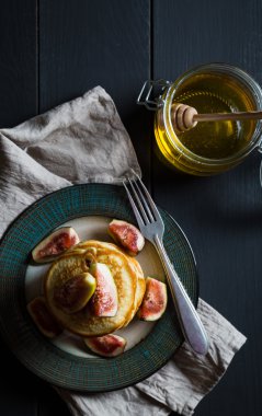 Bal ve incir ile Pancakes