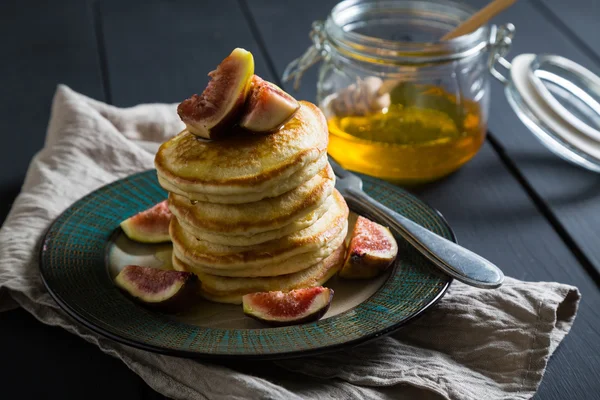 Bal ve incir ile Pancakes