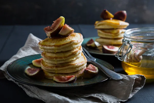Pancakes with honey and figs — Stock Photo, Image