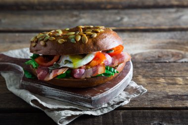 Simit pastırma ve haşlanmış yumurta, nefis bir kahvaltı ile