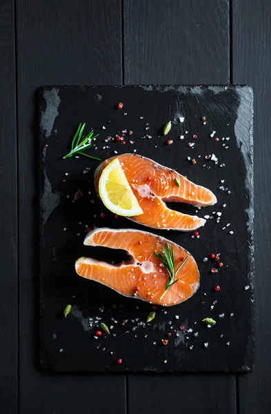 Свіжі скибочки лосося з лимоном і спеціями — стокове фото