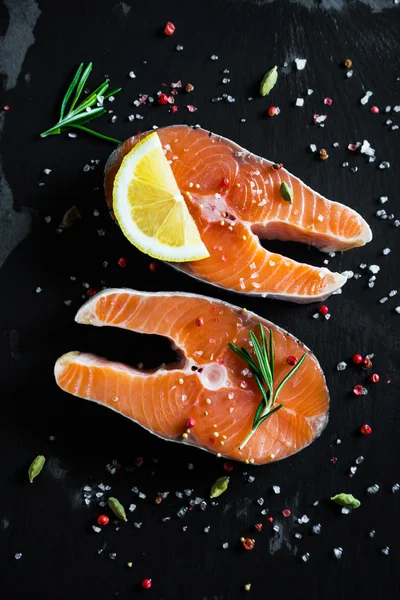 Fresh slices of salmon with lemon and spices — Stock Photo, Image