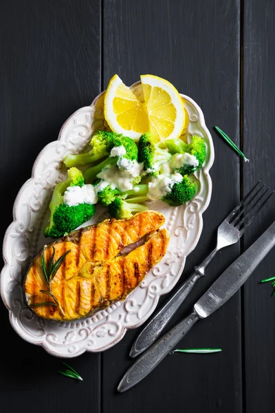 Grilled salmon and broccoli — Stock Photo, Image