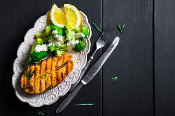 Grilled salmon and broccoli — Stock Photo, Image