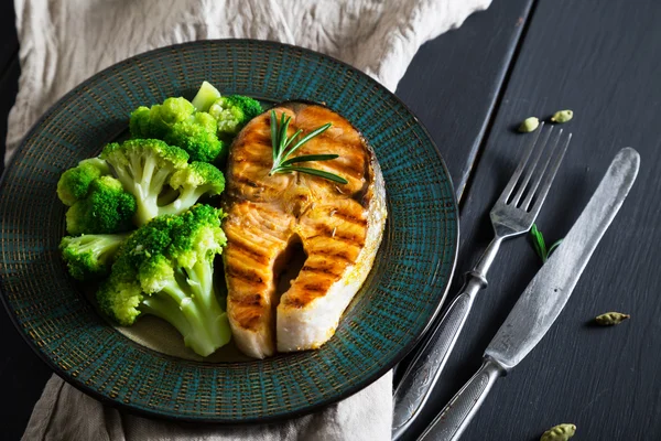 Grilled salmon and broccoli — Stock Photo, Image