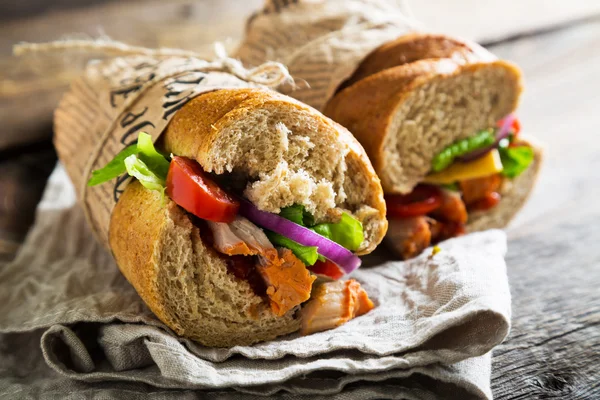 Sandwiches with meat and vegetables — Stock Photo, Image