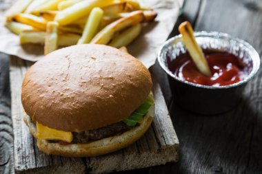 Çizburger ve patates kızartması, fast food