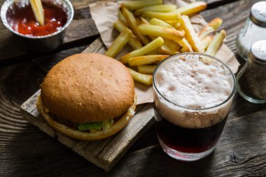 Hamburger, patates, karanlık bira ile