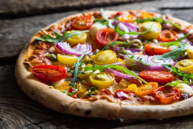 Roka ve domates pizza