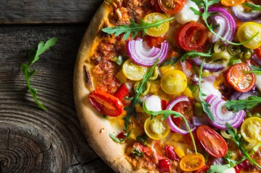 Roka ve domates pizza