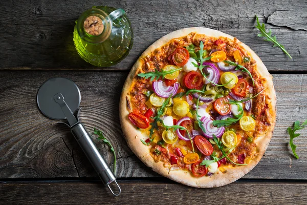 Pizza con rúcula y tomates cherry —  Fotos de Stock