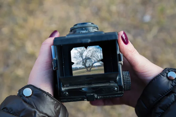 Vintage-Kamera in Mädchenhänden — Stockfoto