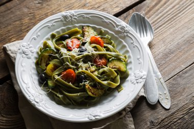 Makarna kabak domates ve peynir ile