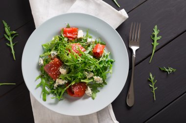 Taze roka, somon füme ve peynir salatası