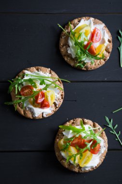 Crispbread krem peynir ve domates ile