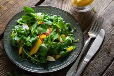 Mango ve mozzarella ile organik salata