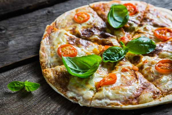 Pizza taze fesleğen ile — Stok fotoğraf