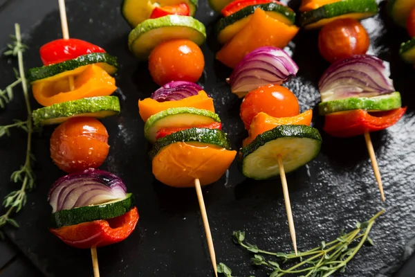 Fruit spiesjes op tafel — Stockfoto