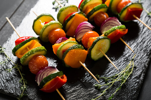 Овощные шампуры на столе
