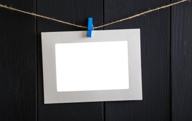 Eski tarzı ahşap duvar arka plan üzerinde kağıt fotoğraf çerçevesi