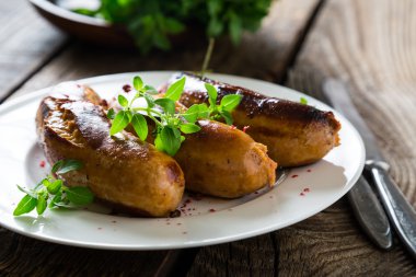 Baharatlı ve otlu ızgara sosis.