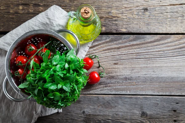 Ingredienti freschi, pomodori, erbe aromatiche, olio d'oliva — Foto Stock