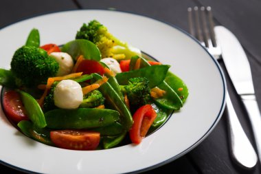 Genç bezelye, brokoli, domates ve mozzarella salatası