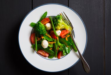 Genç bezelye, brokoli, domates ve mozzarella salatası