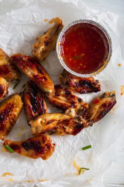 Acı sos ızgara tavuk kanatları