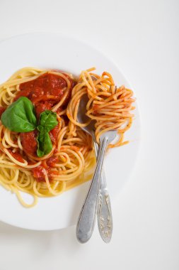 domates soslu makarna ve fesleğen.