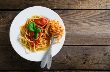 domates soslu makarna ve fesleğen.