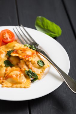 Domates soslu ve fesleğenli Ravioli.