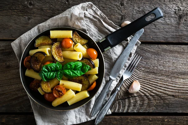 Makarna patlıcan ve kiraz domates ile — Stok fotoğraf