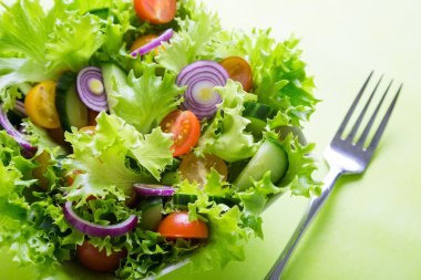 Tablo taze sebze salatası