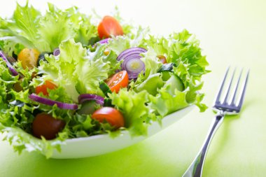 Tablo taze sebze salatası