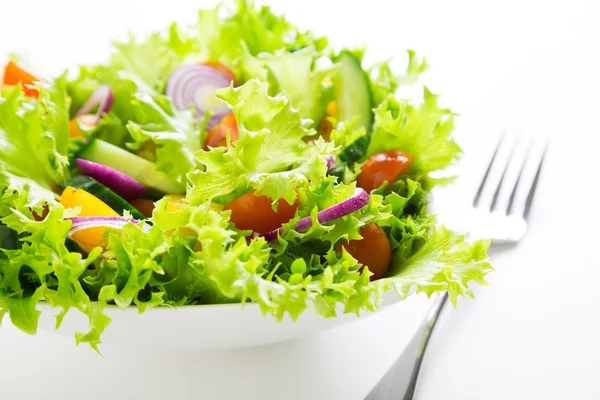Beyaz arka planda taze sebze salatası