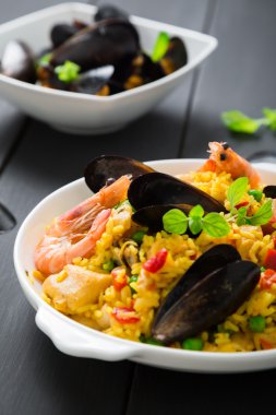İspanyol paellası ve deniz ürünleri.