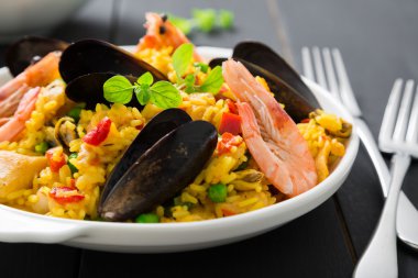İspanyol paellası ve deniz ürünleri.