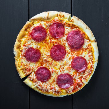 Peynirli ve salamlı pizza